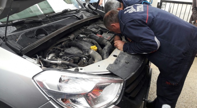 Siirt'te araç motorunda mahsur kalan kediyi itfaiye kurtardı