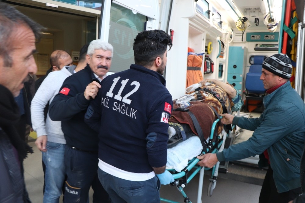 Siirt’te araç şarampole devrildi: 3 yaralı 