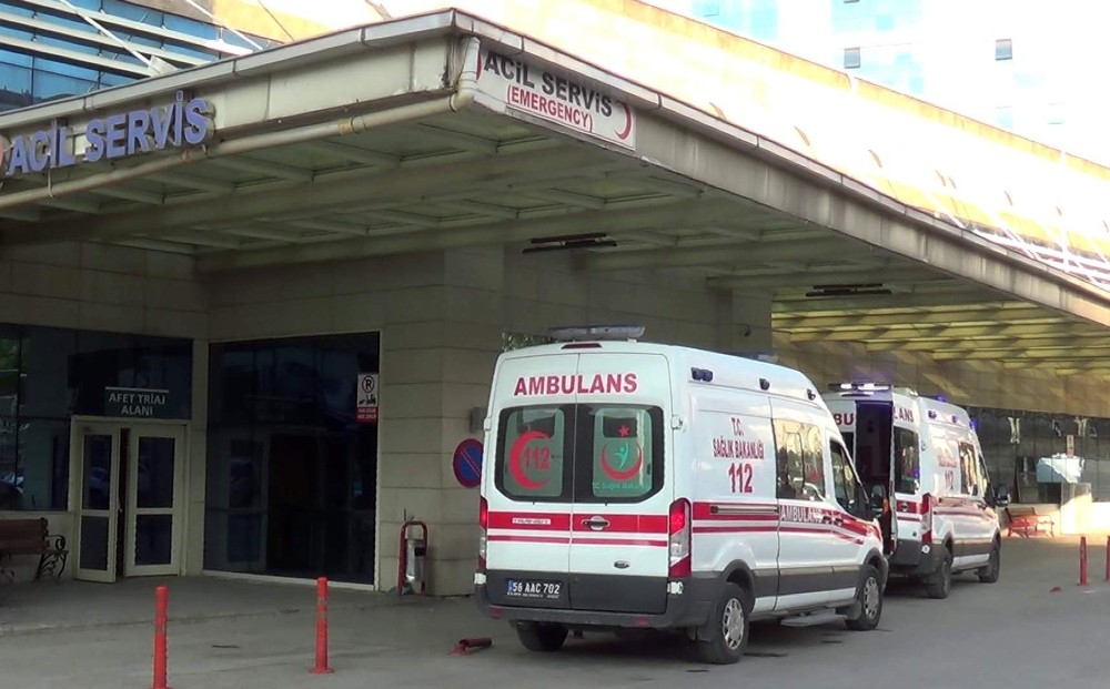 Siirt’te araç şarampole yuvarlandı:3 yaralı 