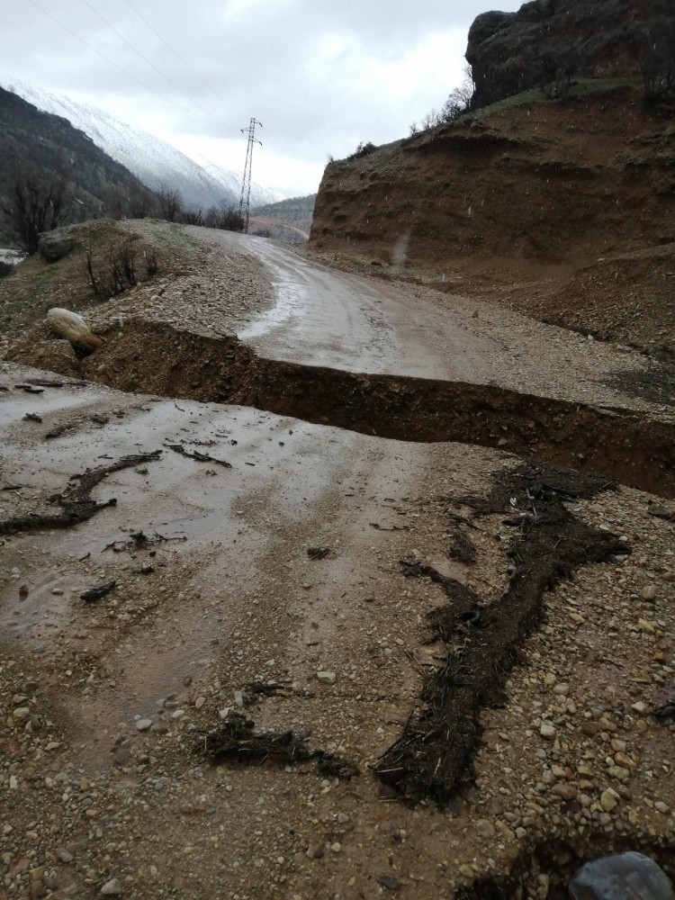 Siirt’te aşırı yağışlar heyelana neden oldu, işçiler ve araçlar yolda mahsur kaldı 