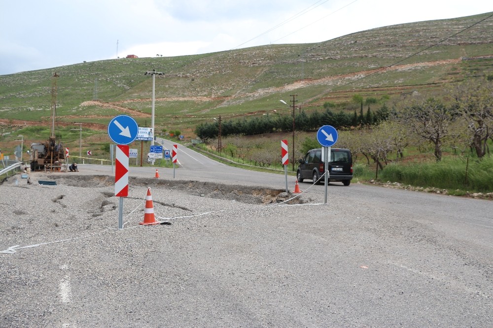 Siirt’te aşırı yağışlar nedeni ile asfalt yol çöktü 