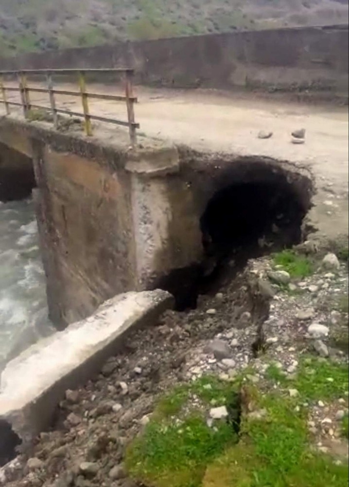 Siirt’te aşırı yağışlardan dolayı 11 köyün kullandığı köprü zarar gördü, yol ulaşıma kapandı 