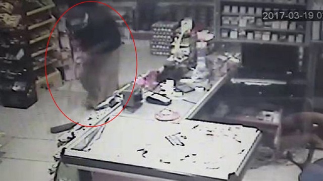 Siirt'te etek giyerek akrabasının marketini soydu