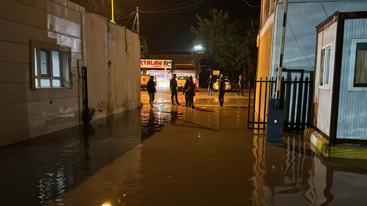 Siirt'te etkili olan şiddetli yağış su baskınlarına neden oldu