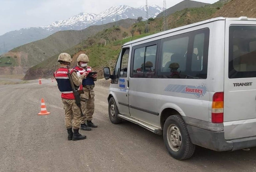 Siirt’te huzur ve güven uygulamasında aranan 2 kişi yakalandı 