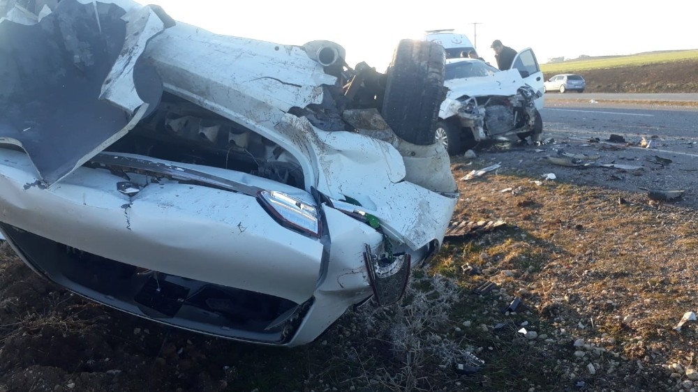 Siirt’te iki araç kafa kafaya çarpıştı: 5 yaralı 