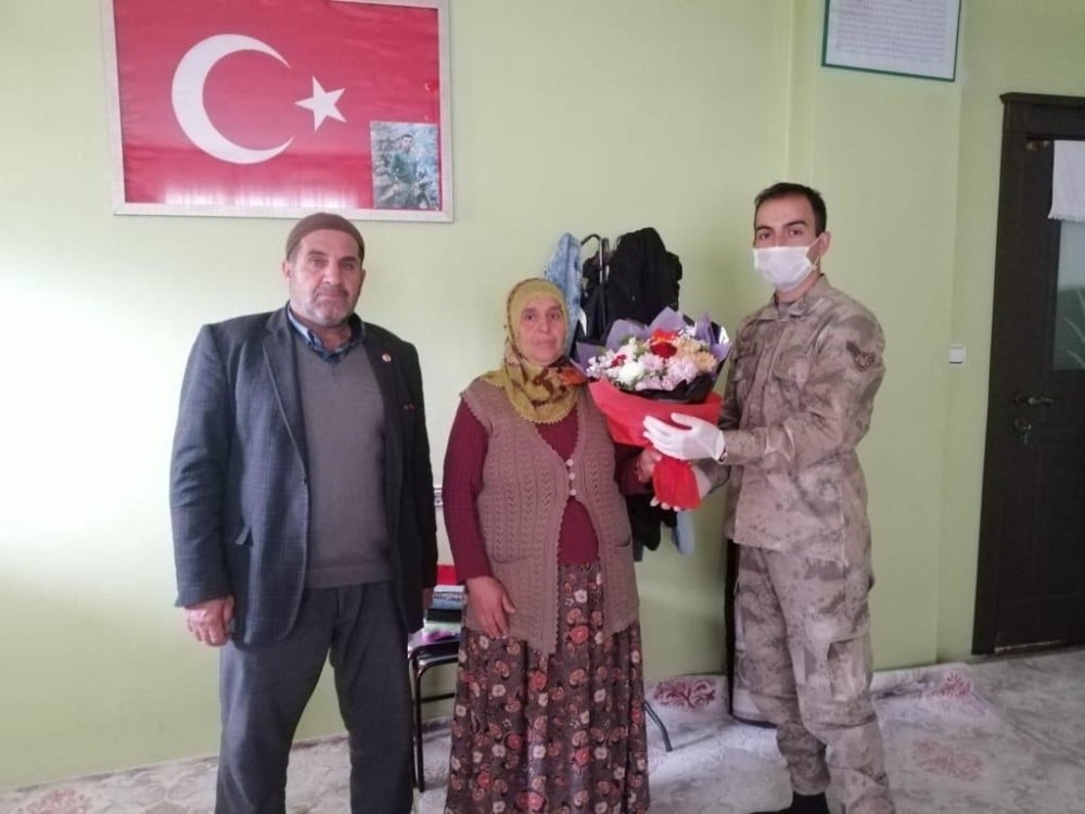 Siirt’te jandarmadan şehit annelerine sürpriz 