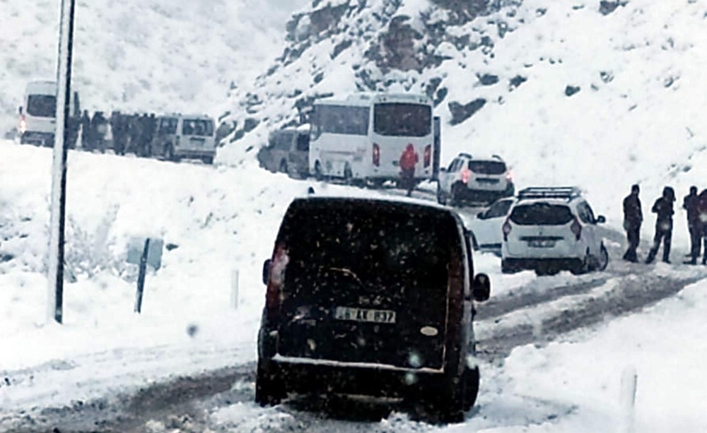 Siirt’te karda mahsur kalan 15 araç kurtarıldı 