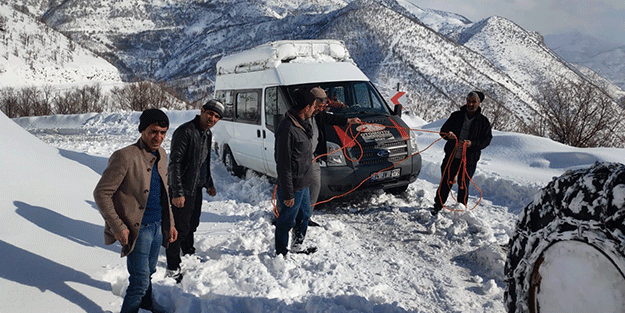 Siirt'te karda mahsur kalan yolcu minibüsü kurtarıldı
