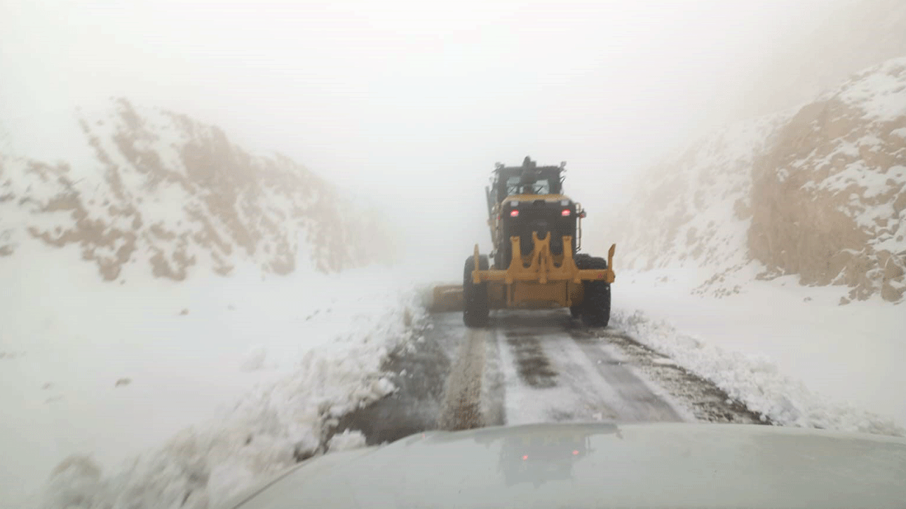 Siirt'te karla mücadele sonuç verdi! 28 köy yolu yeniden ulaşıma açıldı