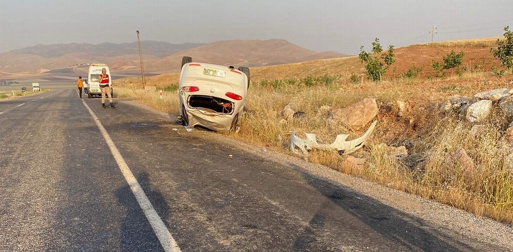 Siirt’te kontrolden çıkan araç takla attı: 2 yaralı 