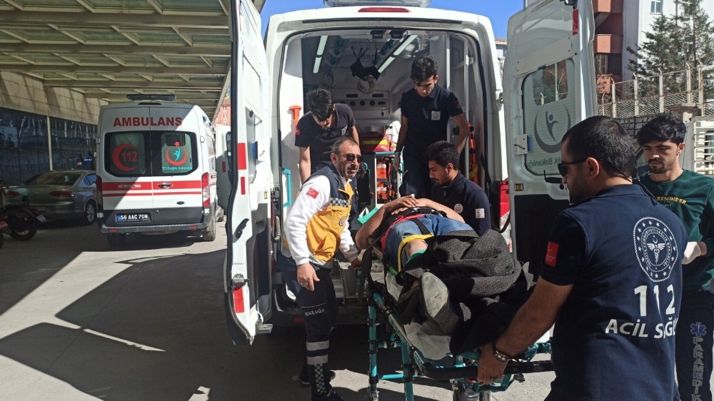 Siirt’te kontrolden çıkan pikap park halindeki otomobile çarptı: 3 yaralı 