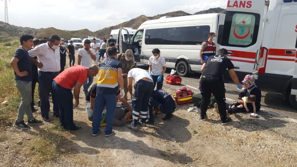 Siirt’te minibüs kamyonla çarpıştı: 7 yaralı 
