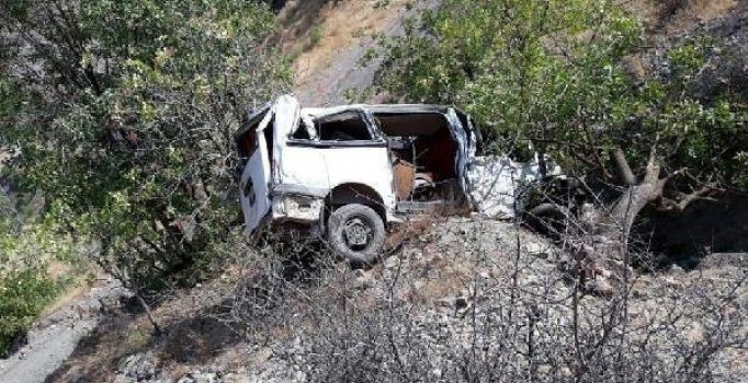 Siirt'te minibüs şarampole devrildi: 2 yaralı