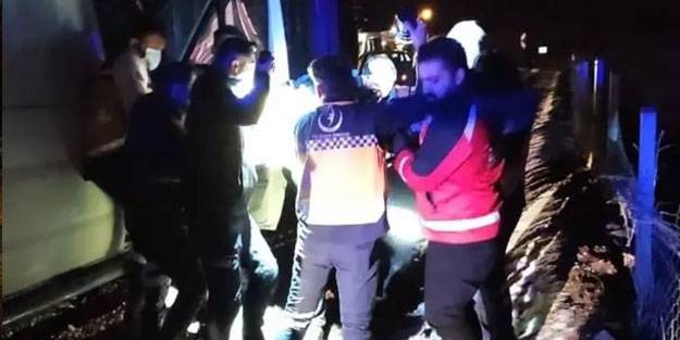 Siirt'te minibüsün tıra çarptığı kazada 2 kişi yaralandı