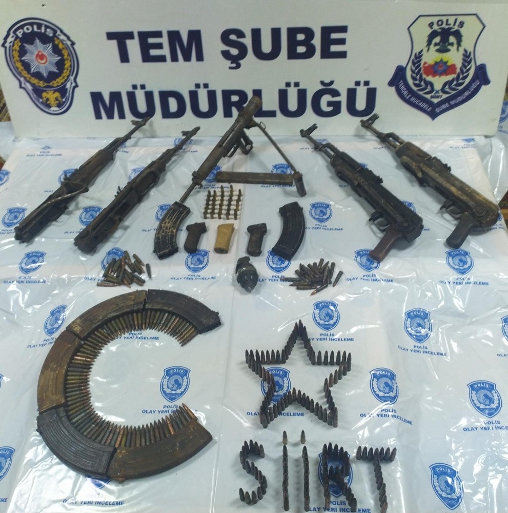 Siirt’te PKK/KCK terör örgütüne ait kent merkezinde arazide gizlenmiş çok sayıda mühimmat ele geçirildi 