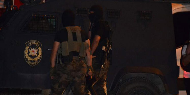 Polis araçlarına molotofla saldırdılar!