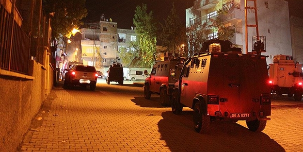 Siirt'te polis lojmanlarına el bombalı saldırı!