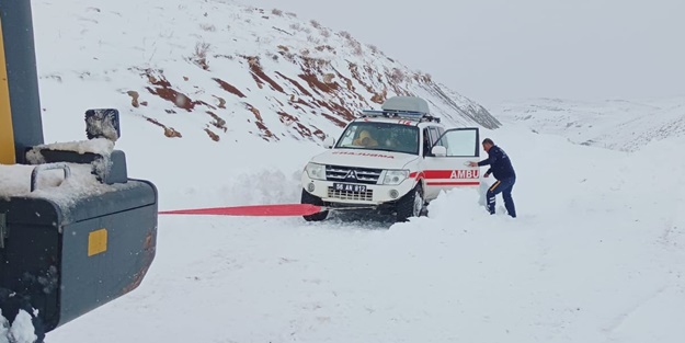 Siirt'te rahatsızlanan 2 kişi ekiplerce hastaneye ulaştırıldı