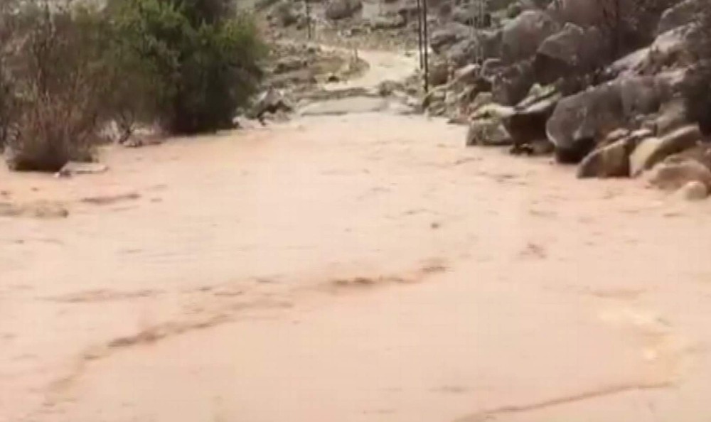 Siirt’te sağanak yağış yolu ulaşıma kapattı 
