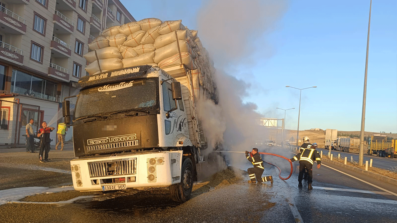 Siirt’te saman yüklü kamyon alev aldı!