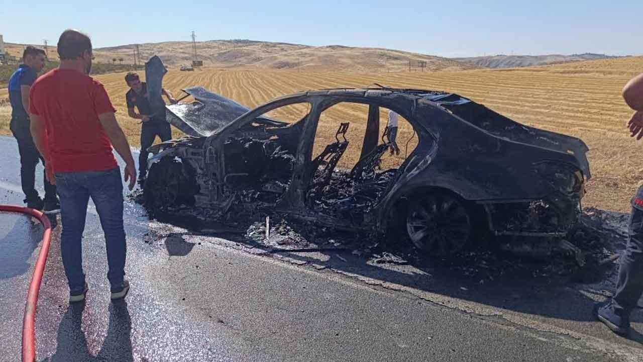 Siirt'te seyir halindeki araç alev topuna döndü!