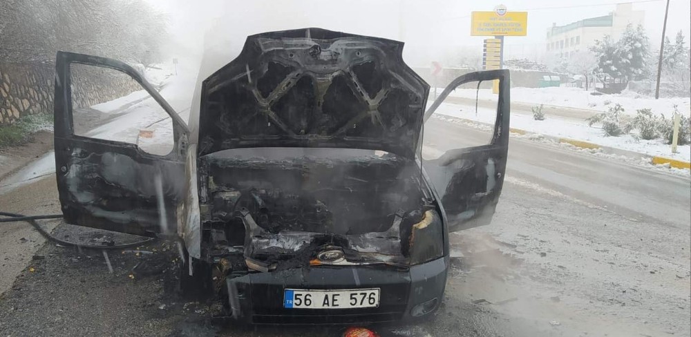 Siirt’te seyir halindeki araç kül oldu 