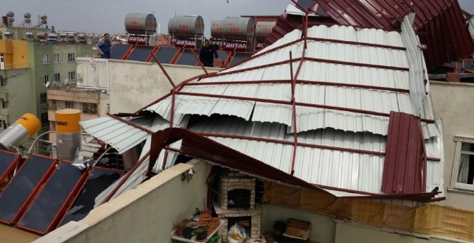 Siirt'te şiddetli rüzgar çatı uçurdu