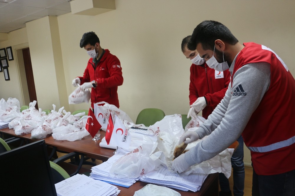 Siirt’te sokağa çıkma yasağına uyan iki vatandaş büryanla ödüllendirildi 