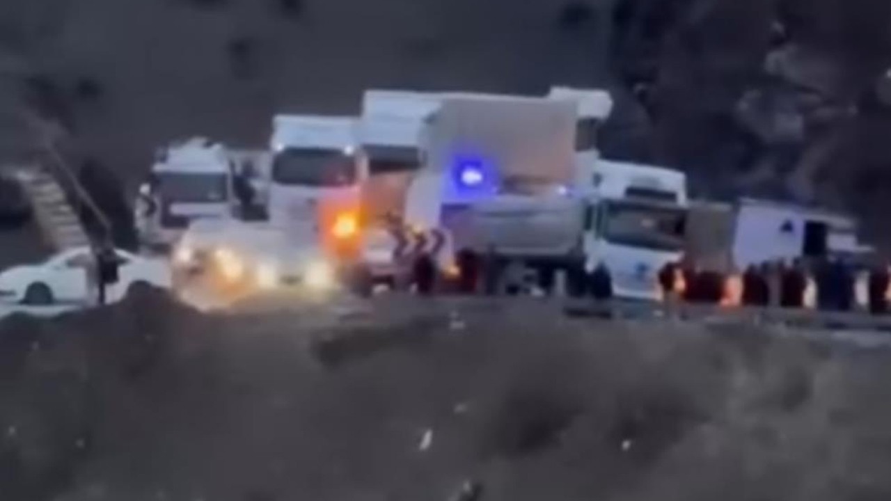 Siirt’te tır devrildi! Yaralılar var