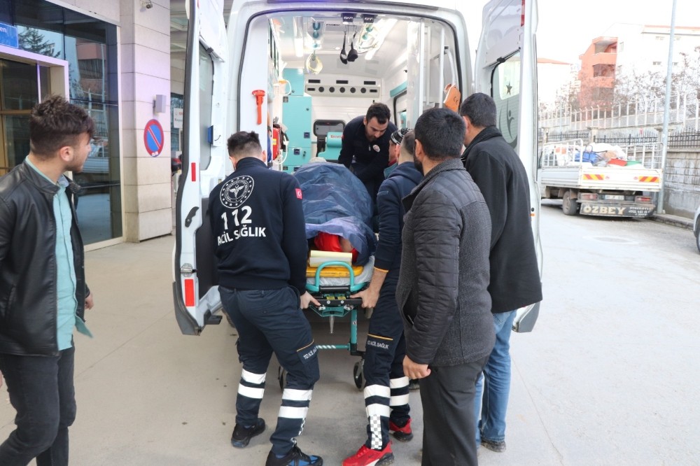 Siirt’te traktör ile römork arasına sıkışan bir kişi yaralandı 