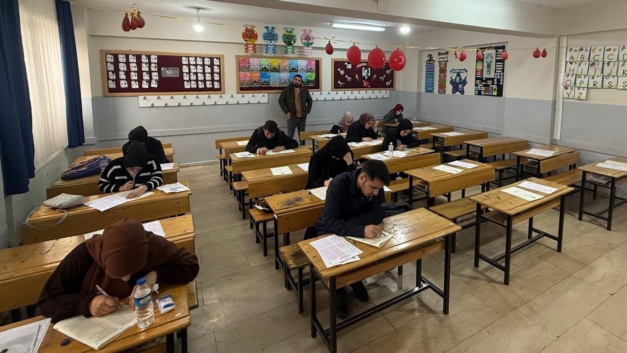 Siirt’te Umre Ödüllü Bilgi Yarışması! Gençlerden yoğun katılım