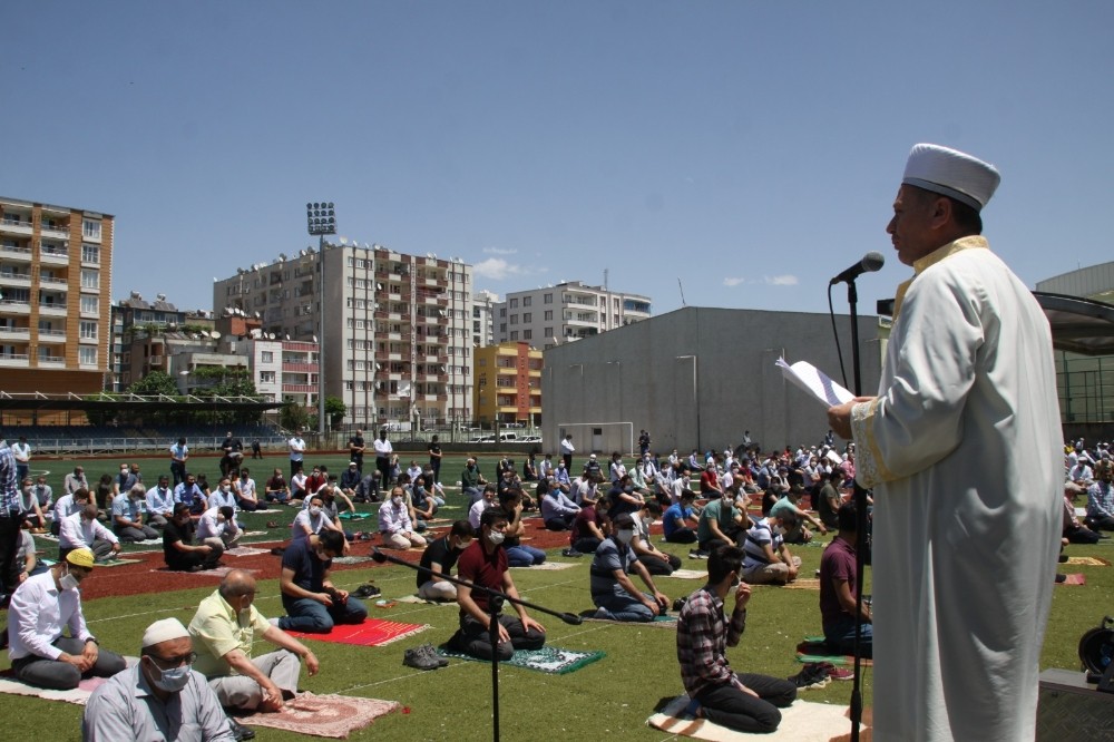 Siirt’te vatandaşlar cuma namazını çim sahada kıldı 
