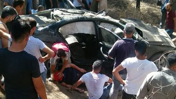 Siirt'te virajı alamayan otomobil okul bahçesine uçtu!