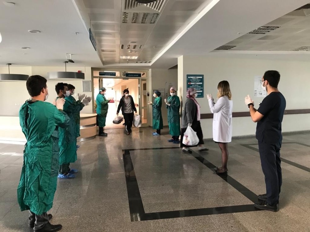 Siirt’te virüsü yenen hastalar alkışlarla taburcu edildi 
