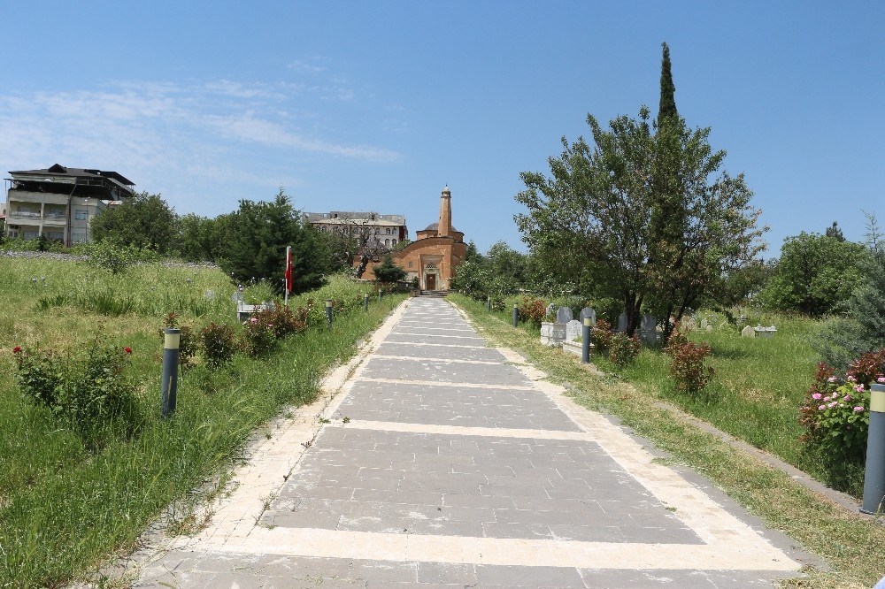 Siirt’te yılda 1 milyon turist ağırlayan türbe korona virüs nedeniyle sessizliğe büründü 