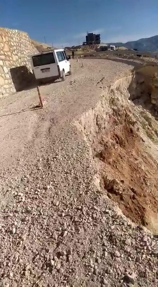 Siirt’te yol çöktü, sürücüler tedirgin 
