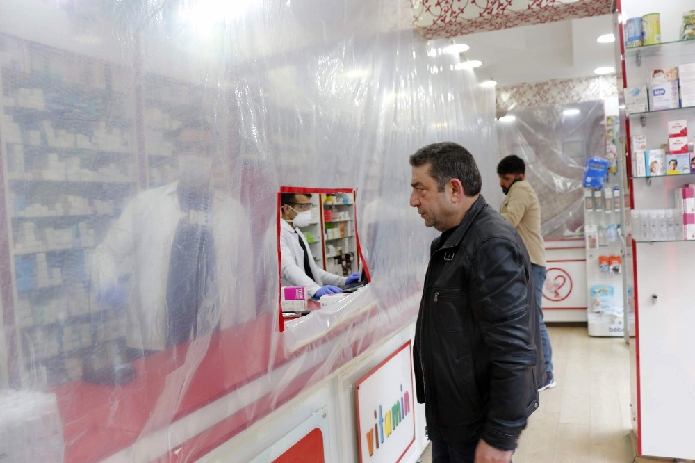 Siirt’teki eczaneden korona virüse karşı naylonlu önlem 