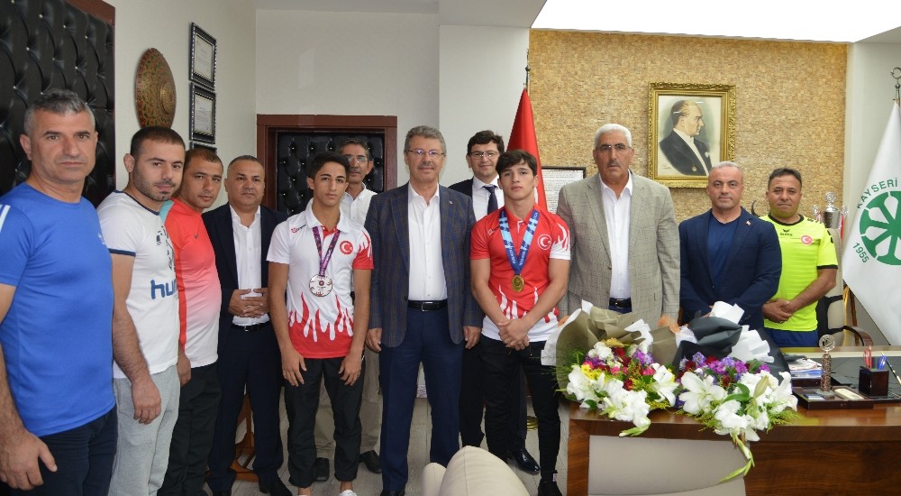 Siirt’ten Kayseri’ye gönül köprüsünü güreşçiler sağladı 