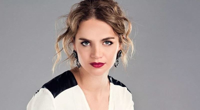 Sıkı AK Partili ve Erdoğancı olarak biliniyordu! Eski manken Tuğçe Kazaz seçimde o partiye oy vereceğini açıkladı! Bu kez herkesi ters köşe yaptı