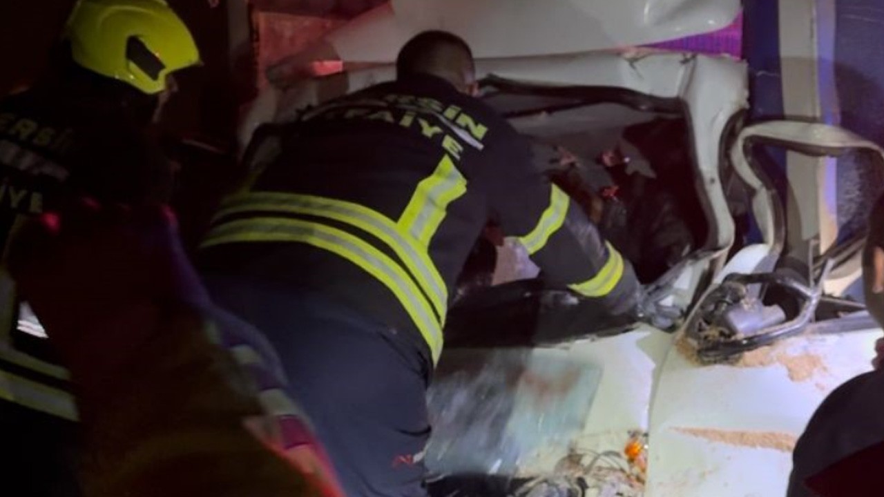 Sıkışan sürücü için İtfaiye ekipleri zamanla yarıştı