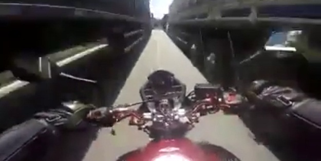 Sıkışık trafikte son hız motosiklet kullanmak
