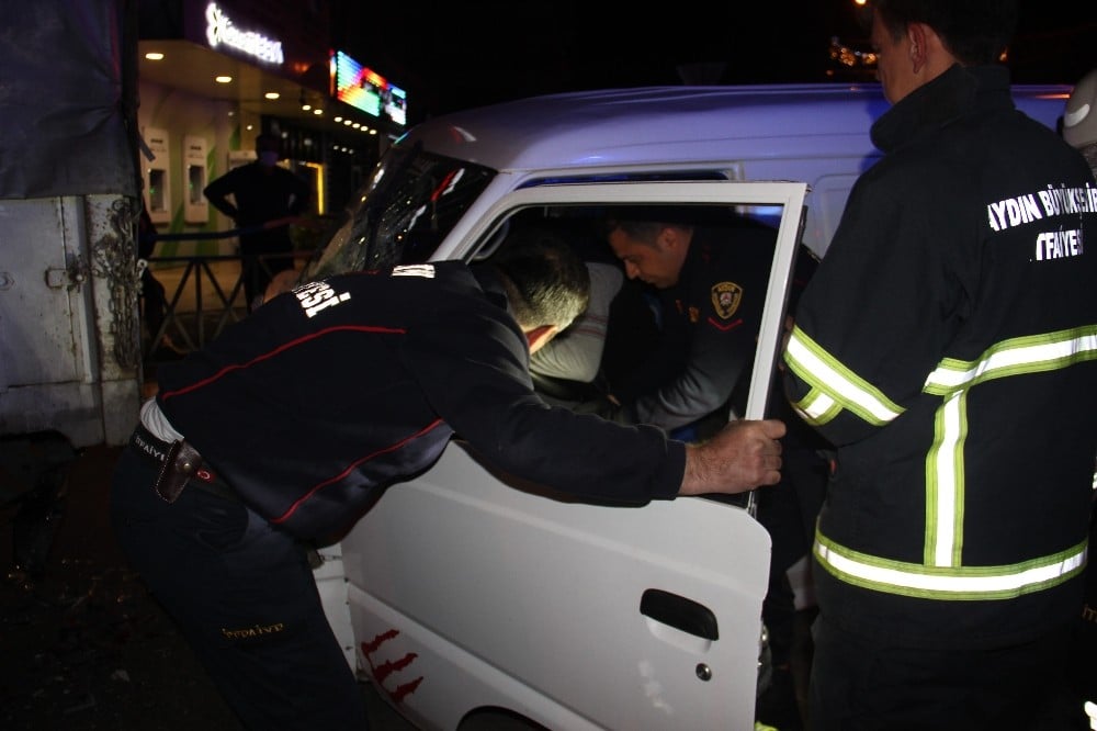 Sıkıştığı araçtan uzun uğraşlar sonucu kurtarılan sürücü hastaneye gitmemek için yalvardı 