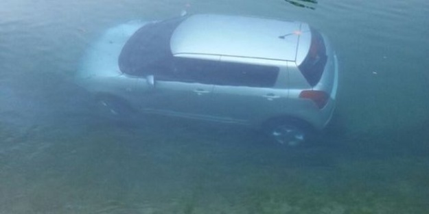 Sıkıştırılan kadın sürücü kanala uçtu!