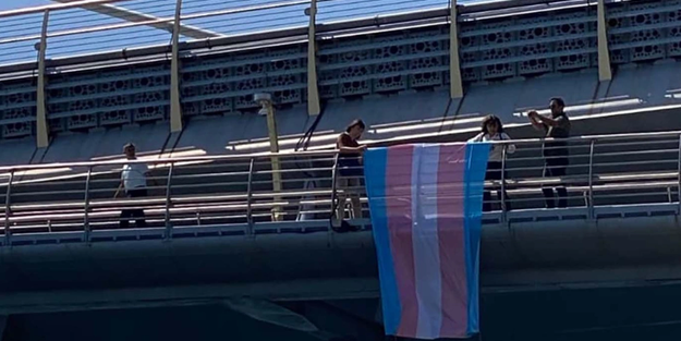 Sıkıyorsa Diyarbakır'da da yapın! DEM'li vekiller köprüye LGBT paçavrası astı!