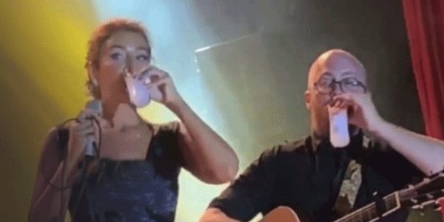 Sıla'dan yeni skandal! Şimdi de sahnede rakı içti
