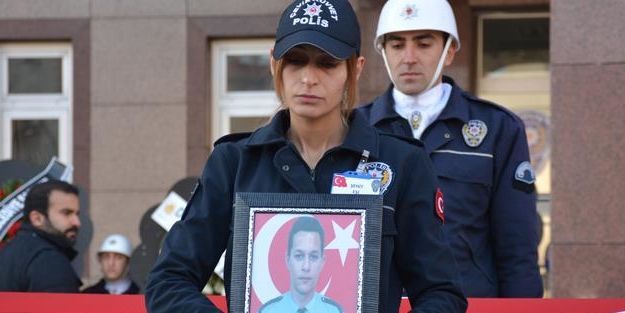 Silah arkadaşı şehit eşini son yolculuğuna uğurladı