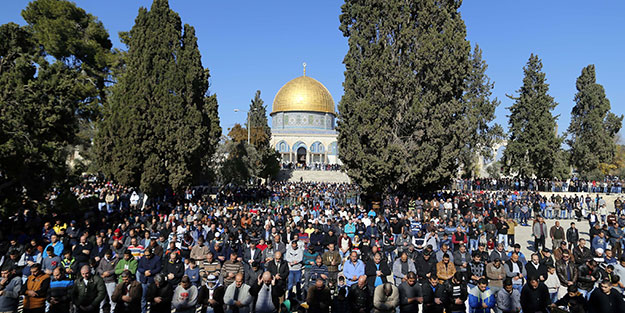 Silah gölgesinde Cuma namazı...