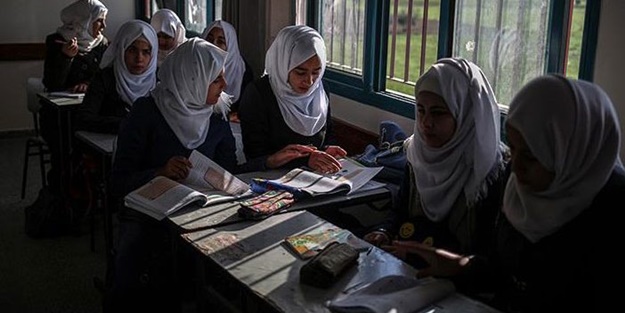 Silah sesleri altında ders görüyorlar