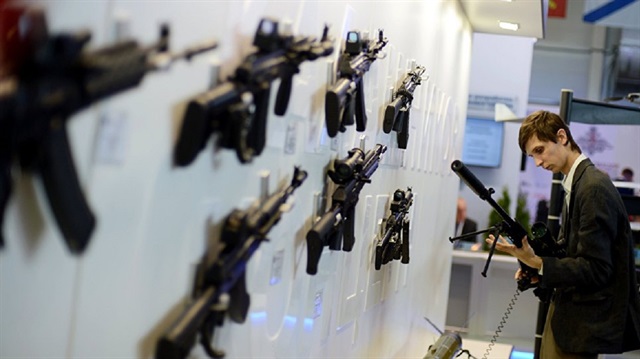 Silah şirketi havalimanında satış yapıyor